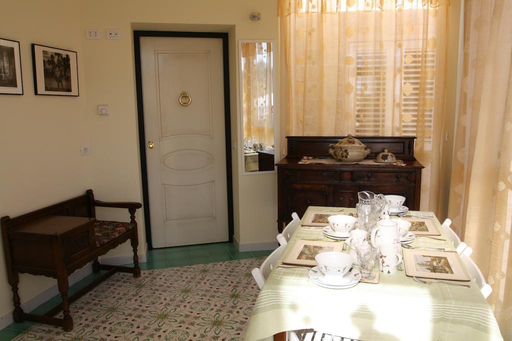 Bed And Breakfast Angolo Fiorito Civitavecchia Δωμάτιο φωτογραφία